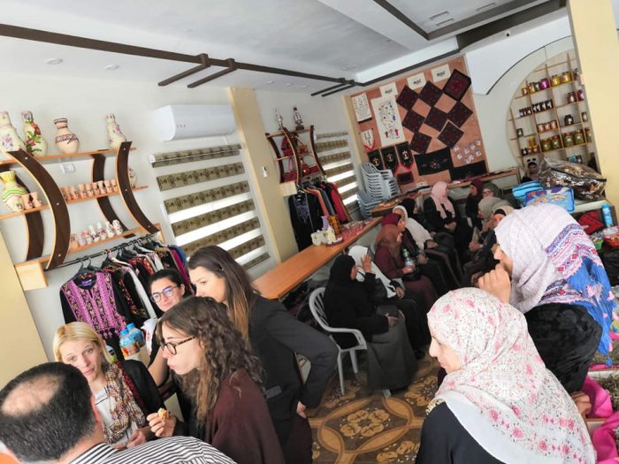 المركز الفلسطيني للاتصال والسياسات التنموية  | المركز الفلسطيني ينفذ جولة للنساء المدونات الرقميات  بالخليل