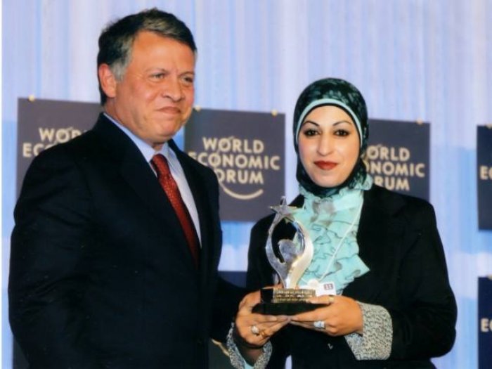 المركز الفلسطيني للاتصال والسياسات التنموية  | فداء أبو تركي تفوز بجائزة وسام الإبداع والريادة الذهبي