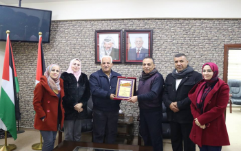 المركز الفلسطيني للاتصال والسياسات التنموية  | محافظ الخليل يستقبل عضو مجلس ادارة المجموعة العالمية للتنمية