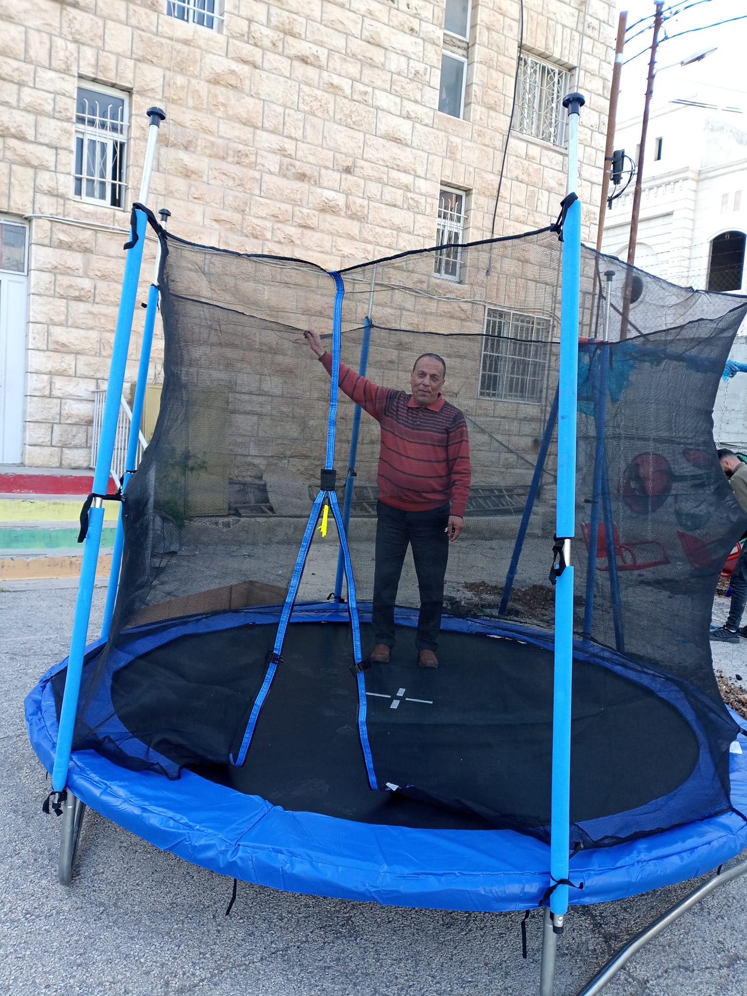 المركز الفلسطيني للاتصال والسياسات التنموية  | تركيب حديقة المدرسة الانجيلية العربية 